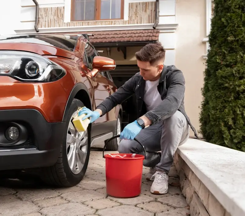 Lavage auto à domicile Faugères : professionnel intervenant sur un véhicule